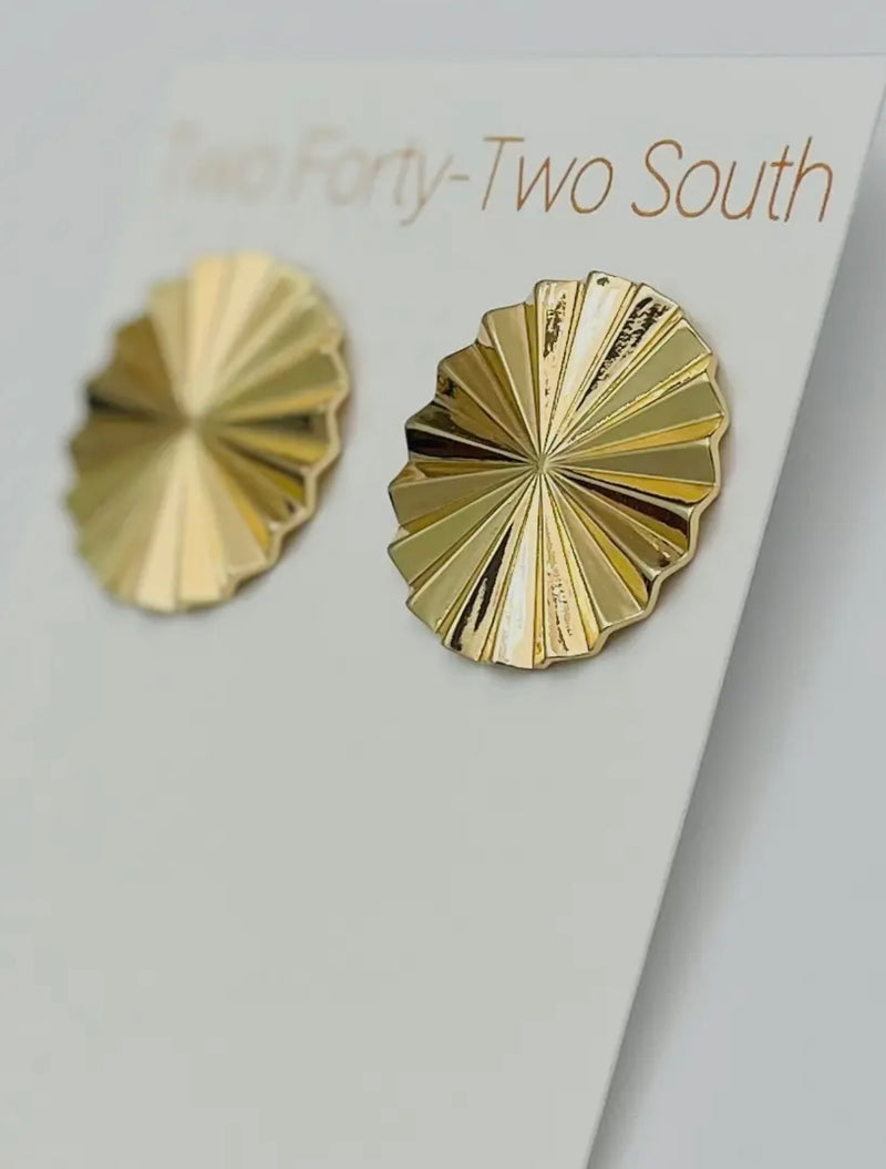 Round Accordion Stud in Gold